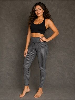 95) GapFit Black & White Striped High Rise Leggings | Athletic Yoga Pants